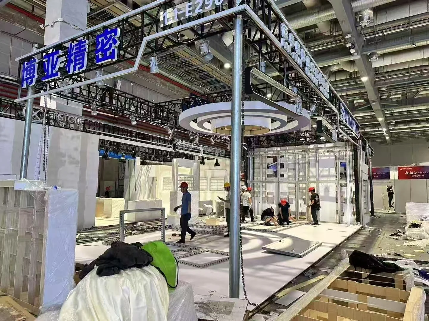 光伏展搭建接近尾声，期待开展