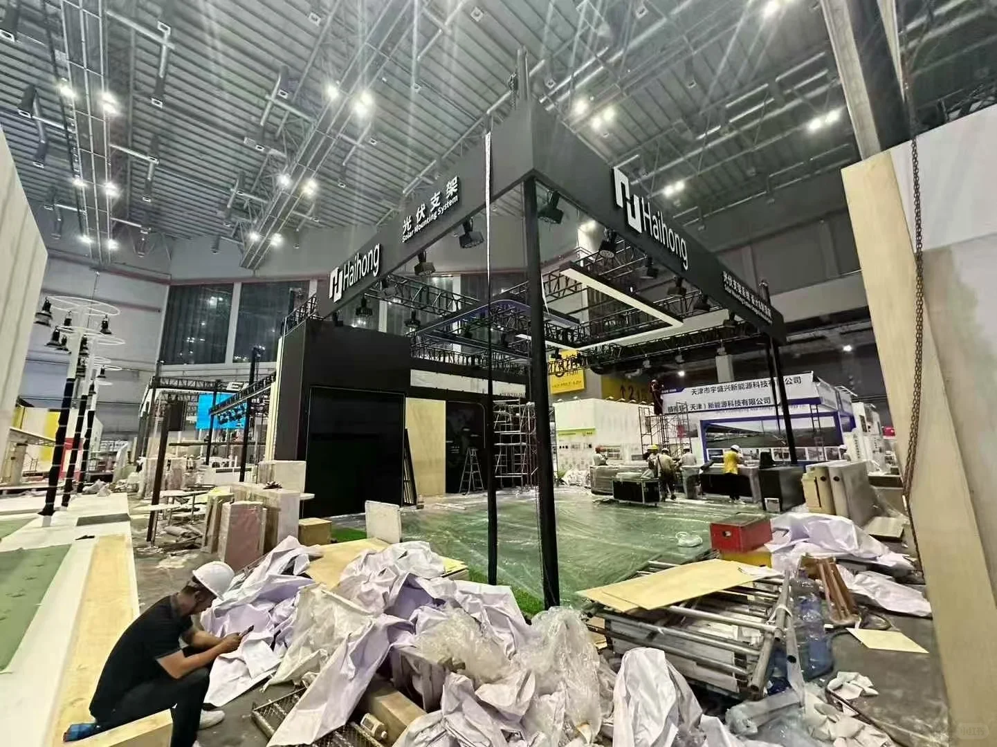 光伏展搭建接近尾声，期待开展