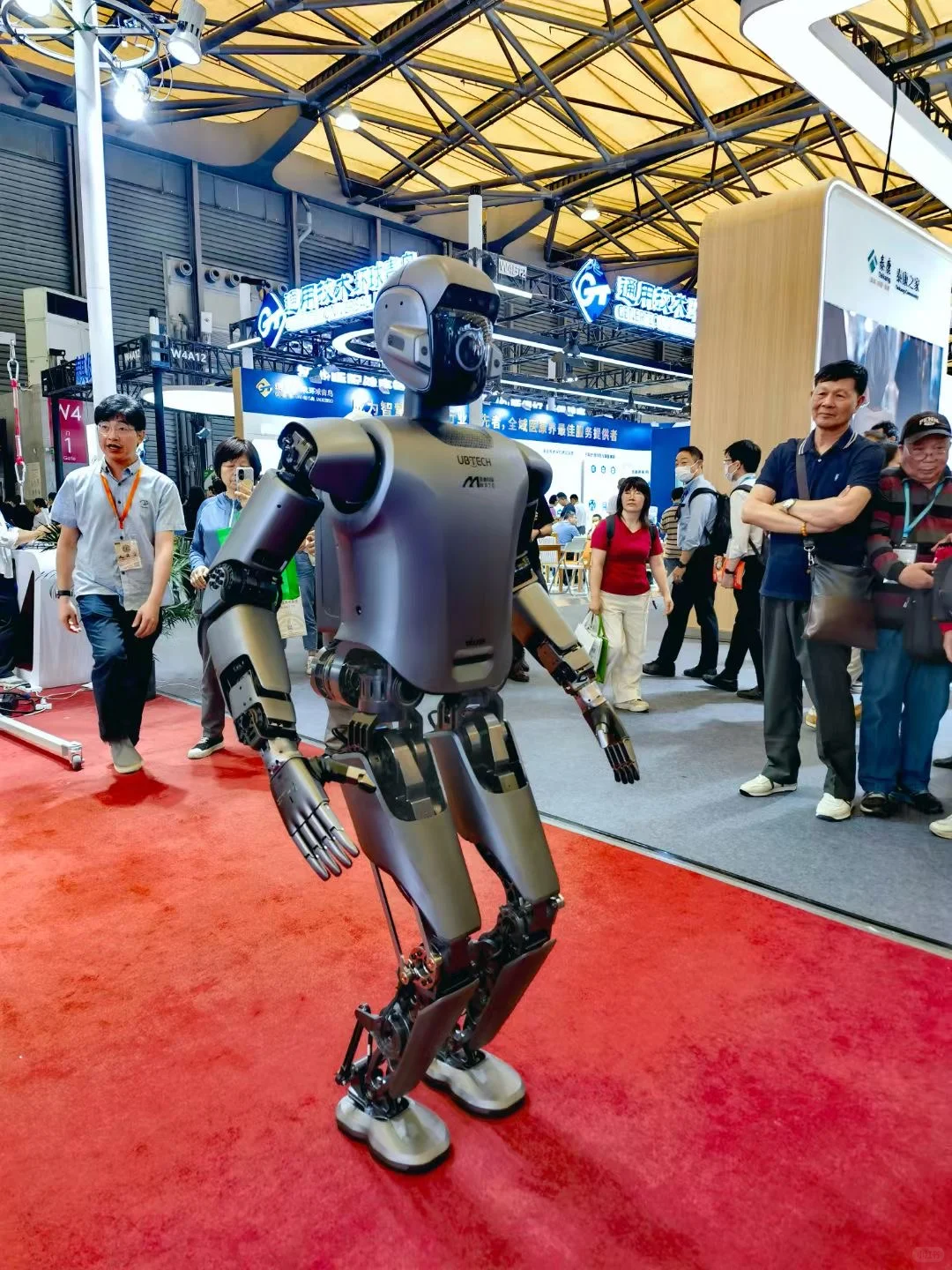 热闹非凡的老年展