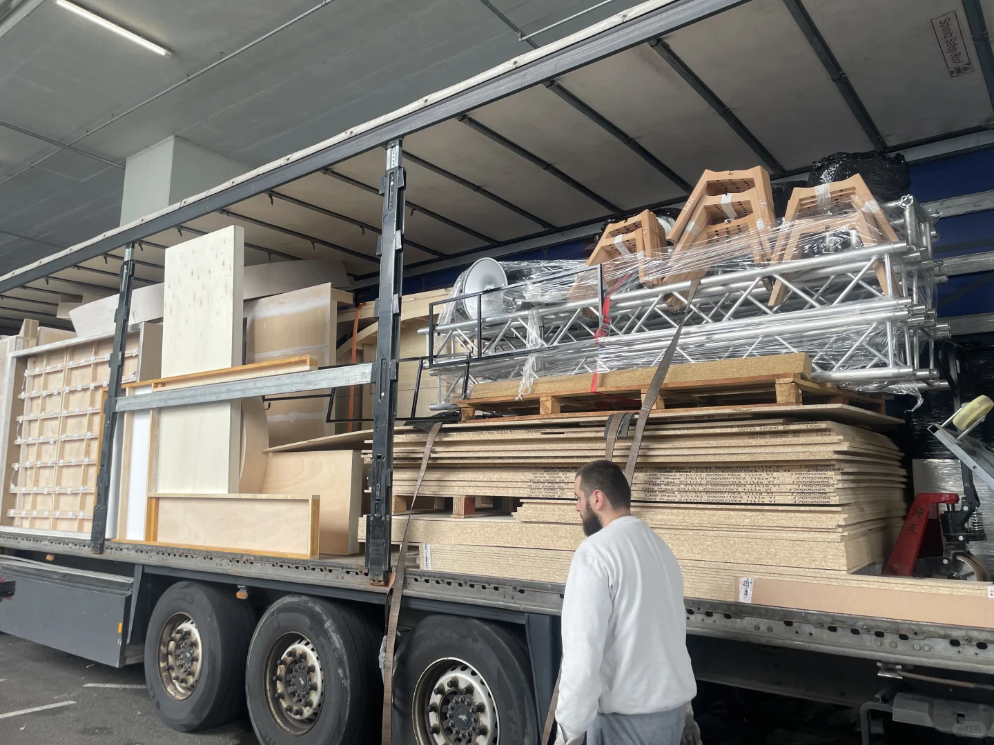 德国本土工厂备战柏林轨道展。