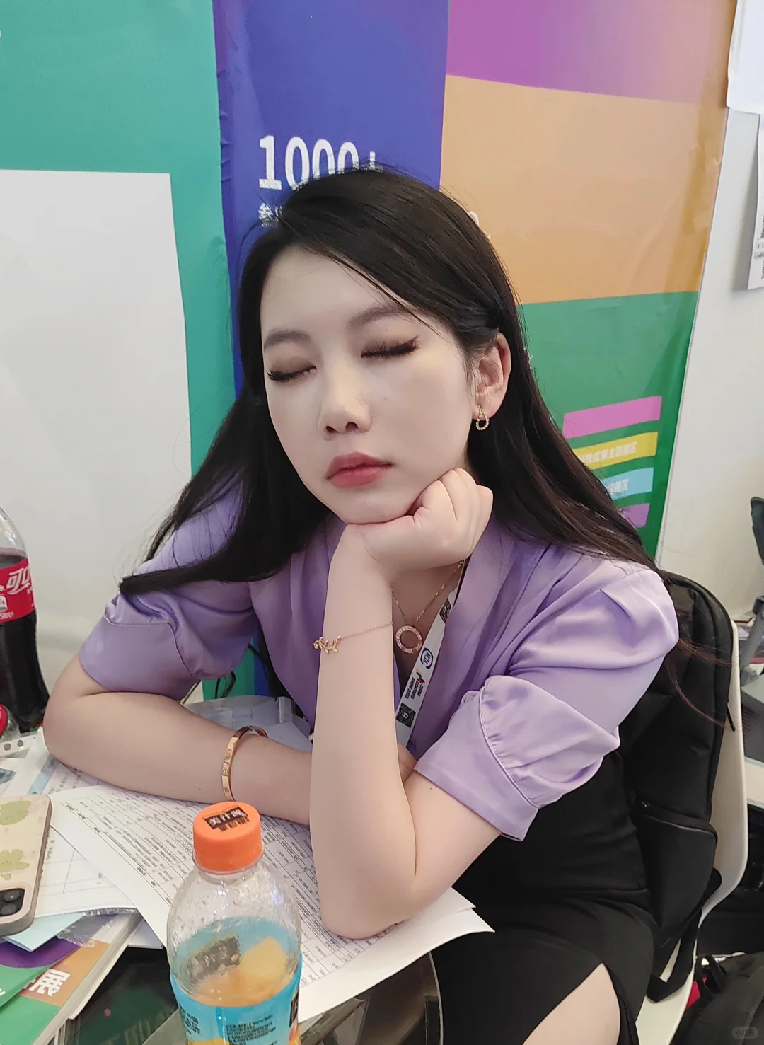 参加展会困得要死，被同事偷拍