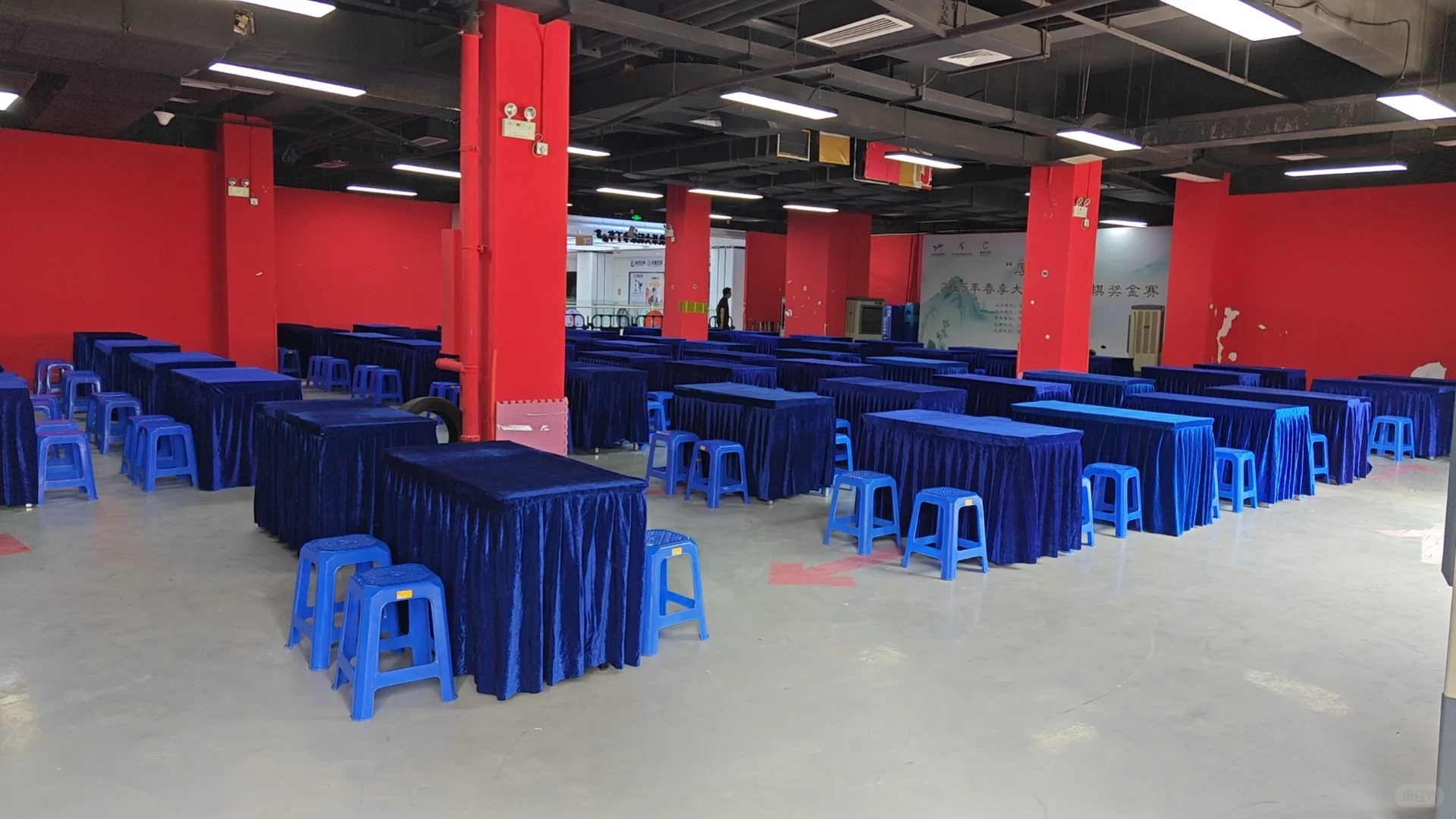 今天是红蓝配色的会场～