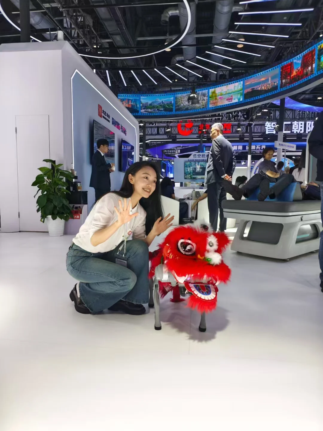 有机器人的展位，人山人海！