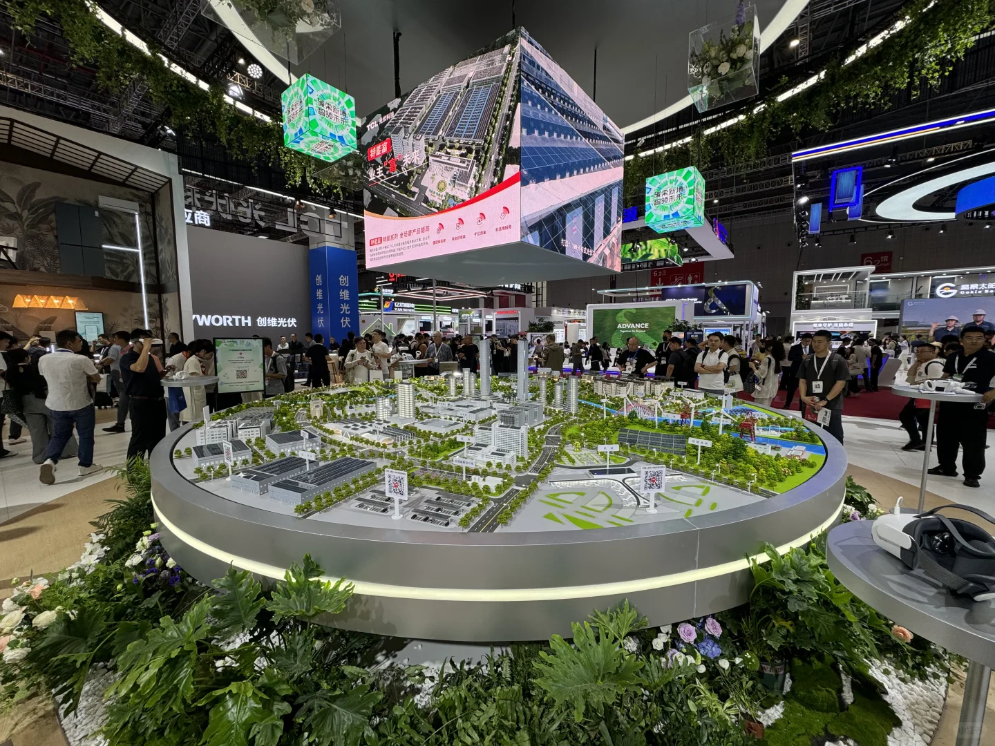 SNEC上海光储展，又称大型同行见面会。