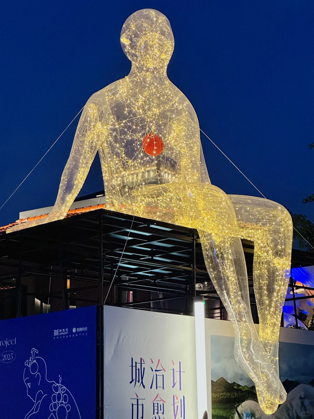 苏州不愧是大城市！金鸡湖惊现巨人……