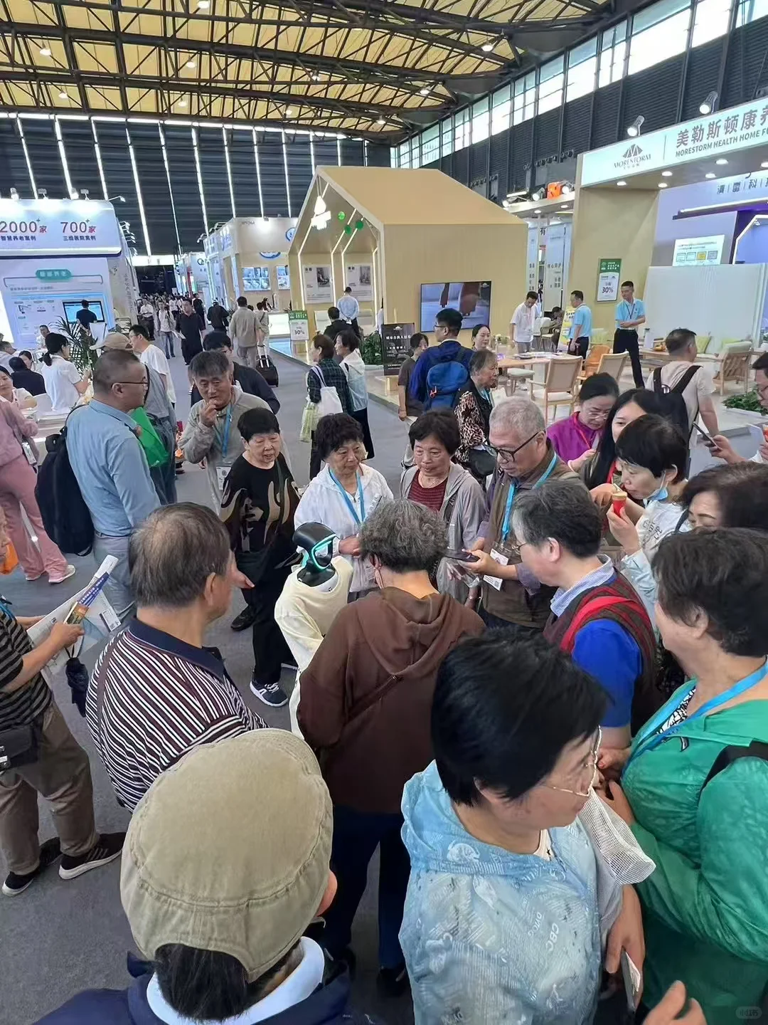 有机器人的展位，人山人海！