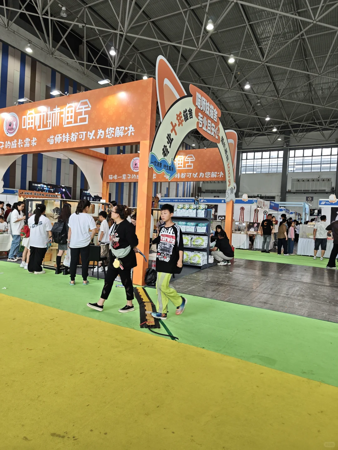 宠物博览会人很多，各种宠物都有