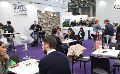 美容展中的天花板不看就吃亏了