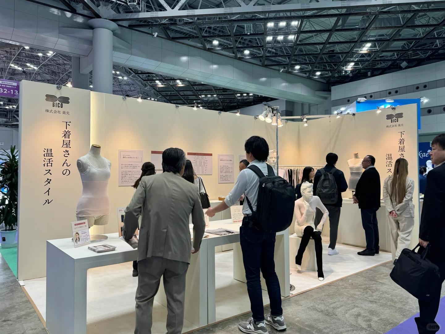 每个展位上都很火爆啊?