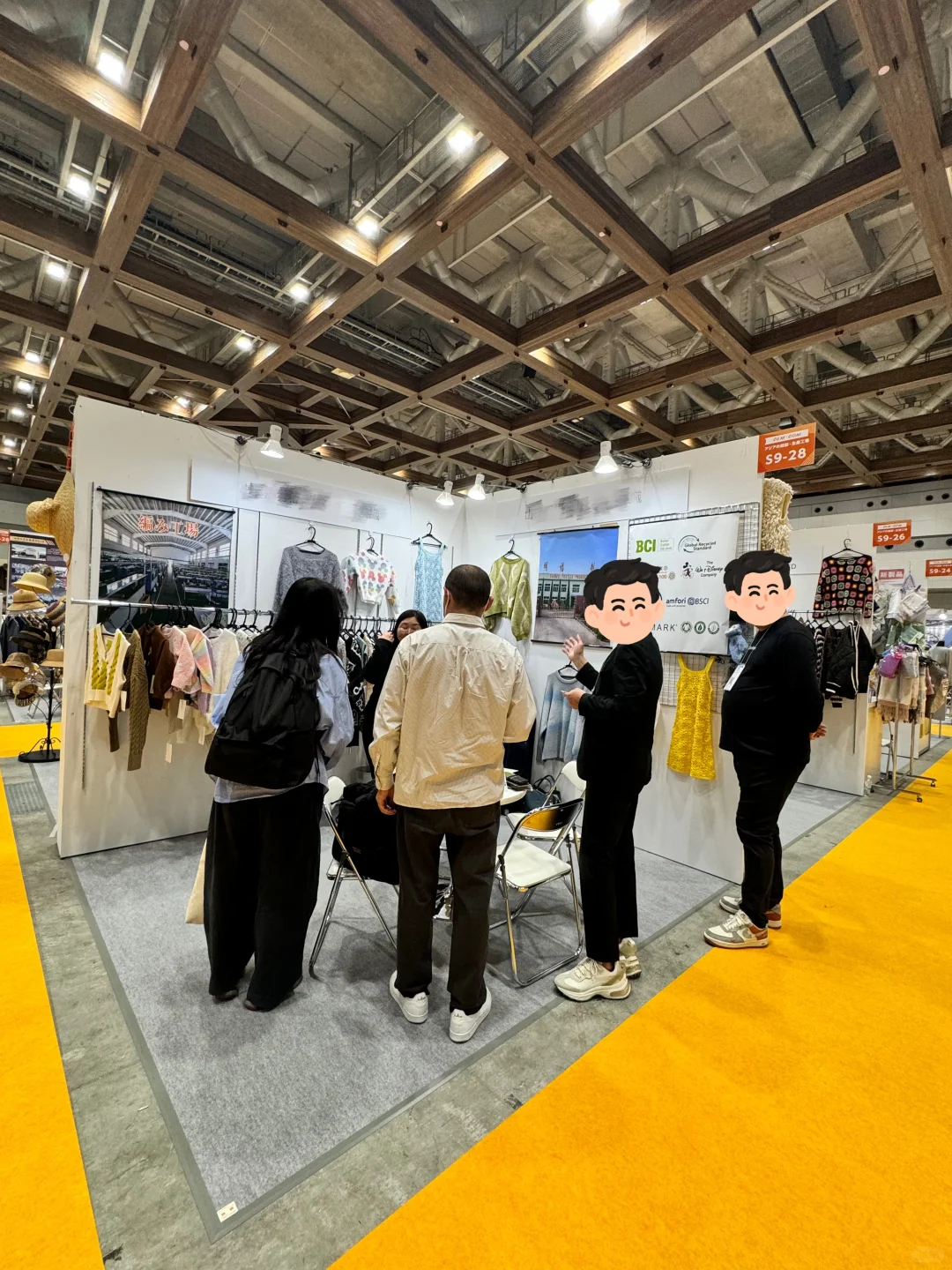 每个展位上都很火爆啊?