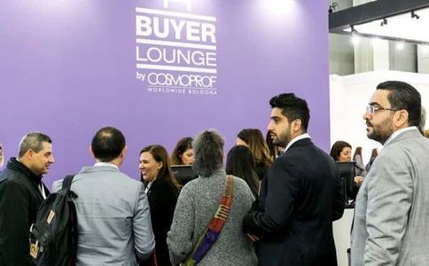 美容展中的天花板不看就吃亏了