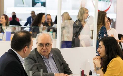 美容展中的天花板不看就吃亏了