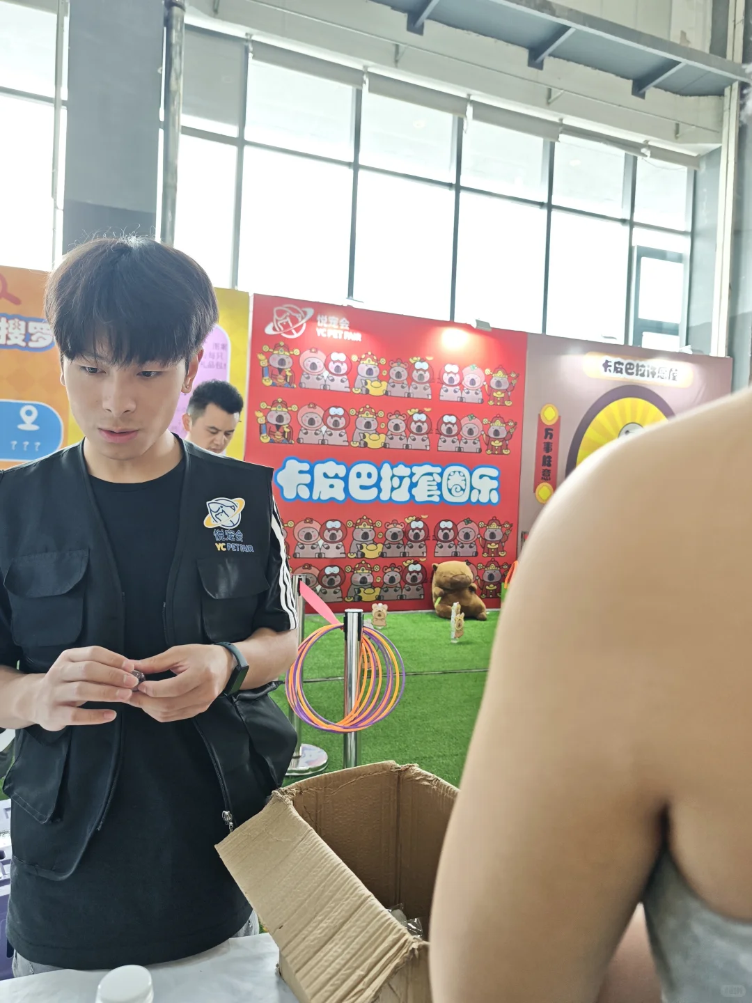 宠物博览会人很多，各种宠物都有