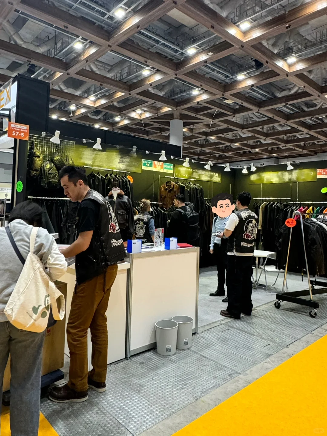 每个展位上都很火爆啊?