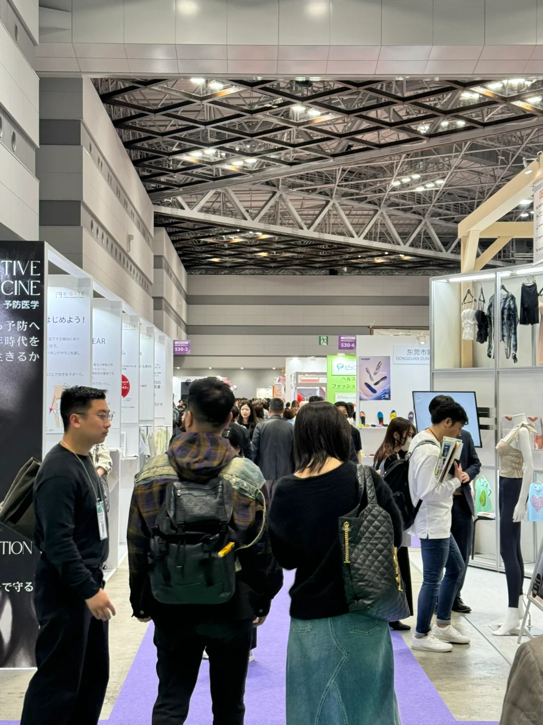 每个展位上都很火爆啊?