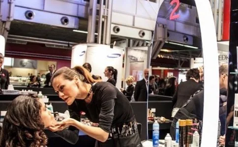 美容展中的天花板不看就吃亏了