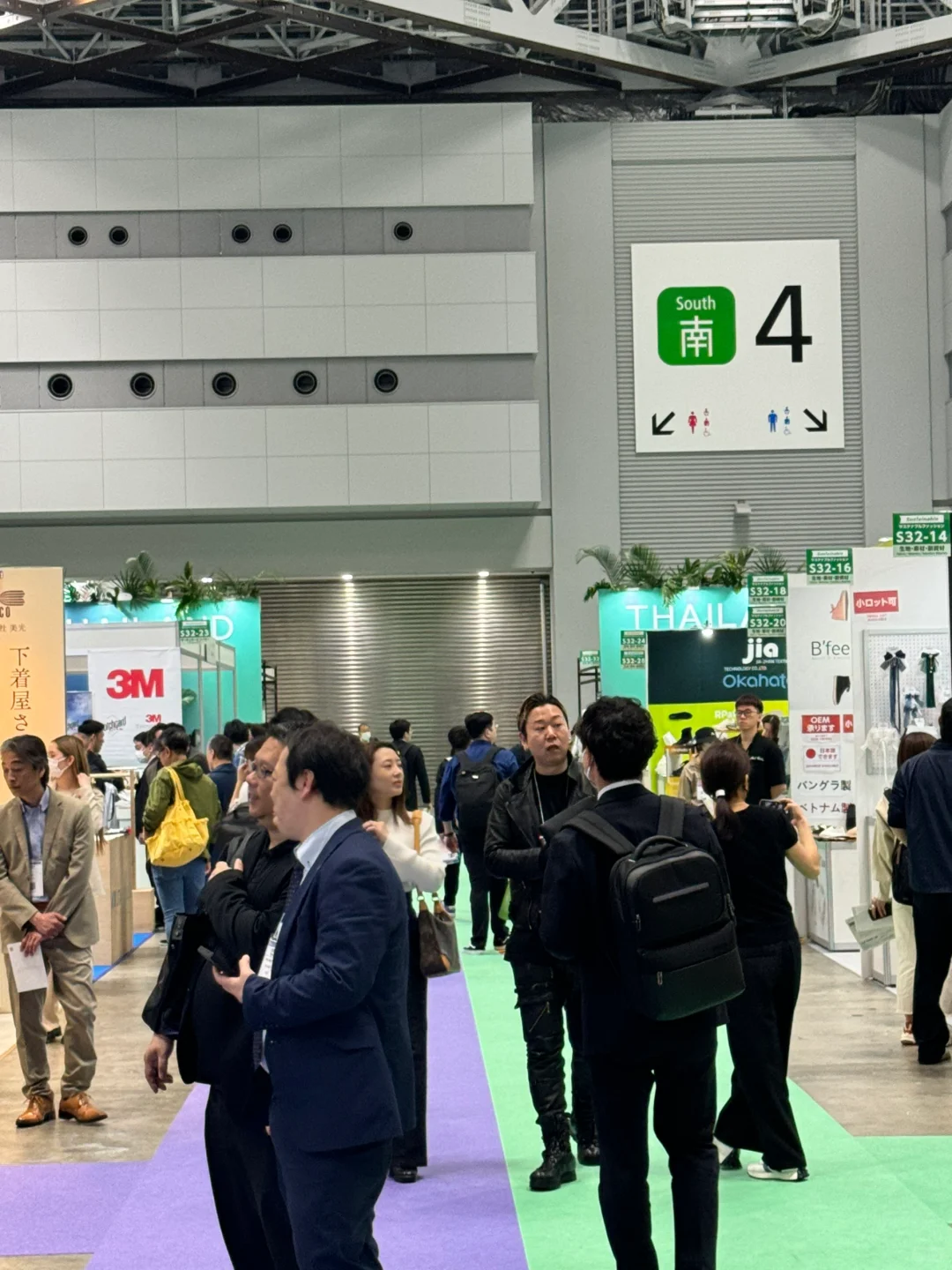 每个展位上都很火爆啊?