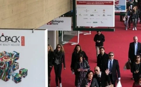 美容展中的天花板不看就吃亏了