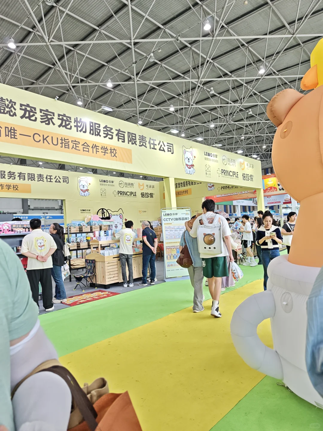 宠物博览会人很多，各种宠物都有