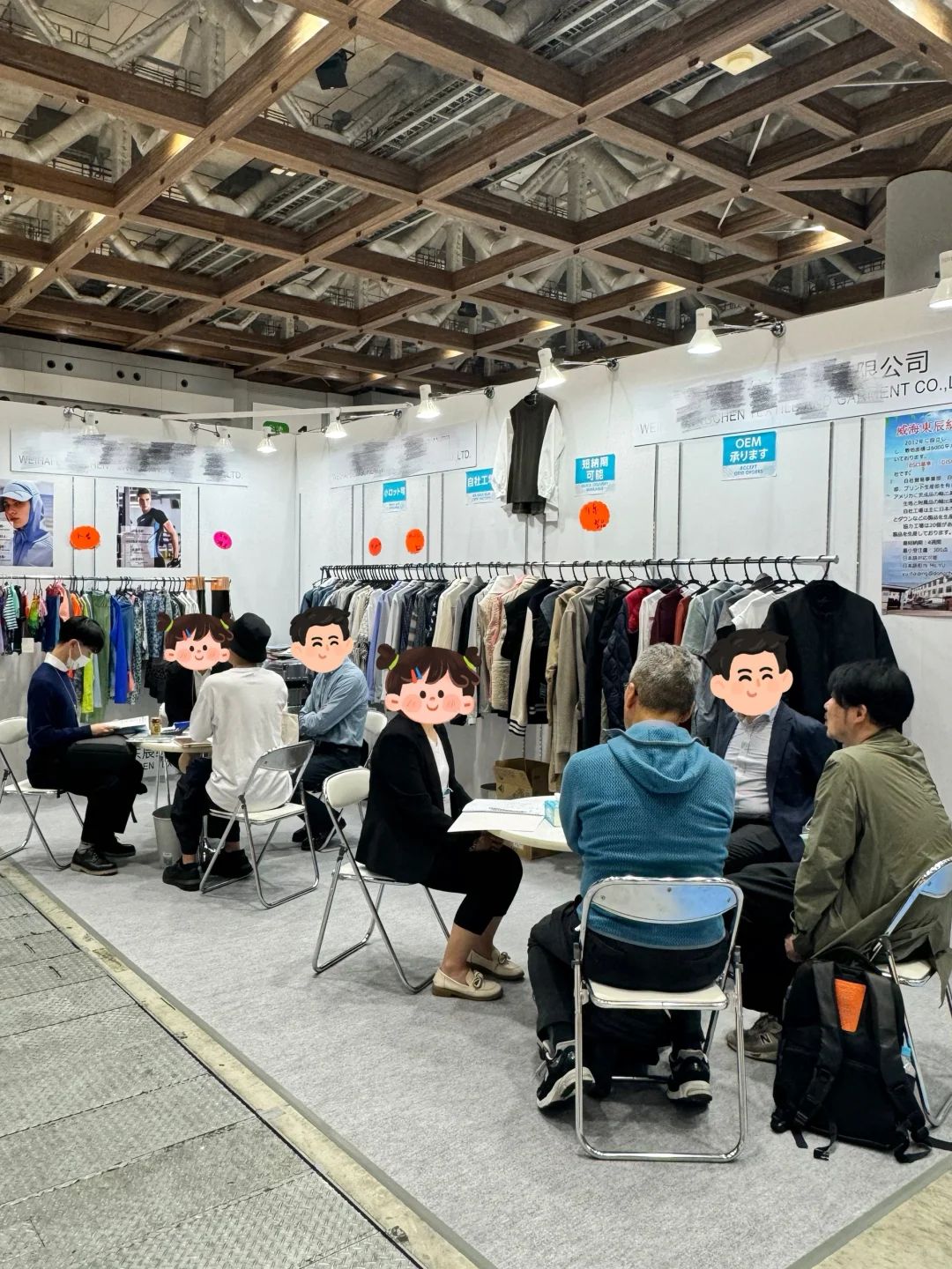 每个展位上都很火爆啊?