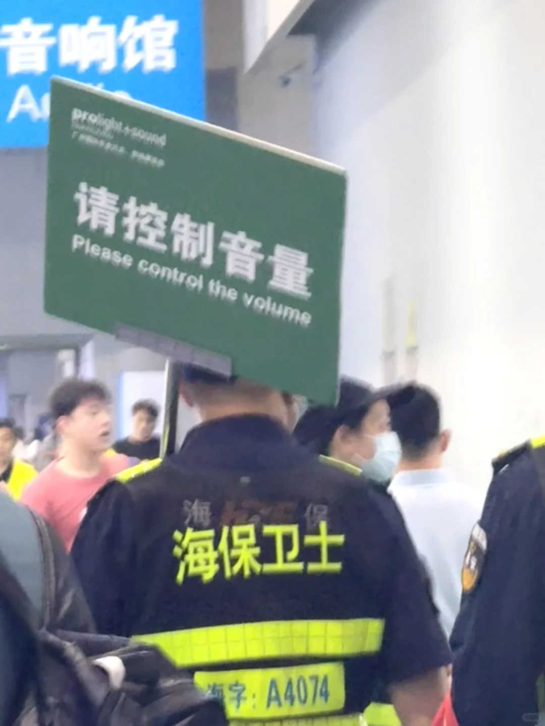 02女大三天半怒赚1.5k+?广交会展位翻译