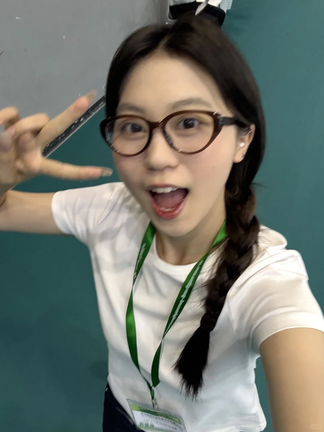 02女大三天半怒赚1.5k+?广交会展位翻译