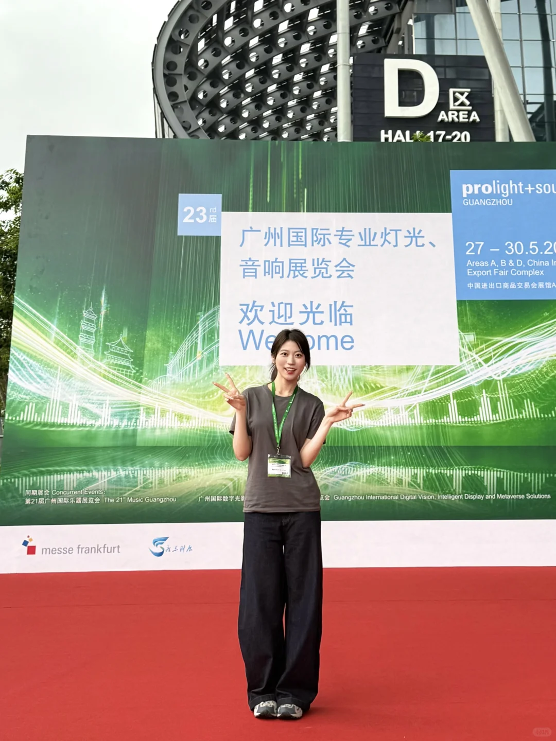 02女大三天半怒赚1.5k+?广交会展位翻译