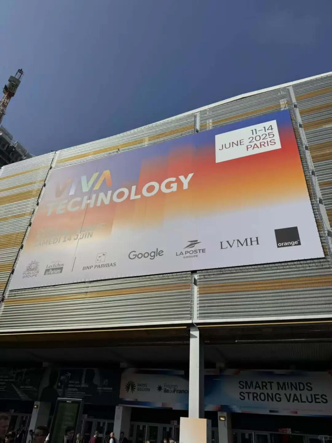 ??巴黎展会AI顶流！AI耳机解放打工人