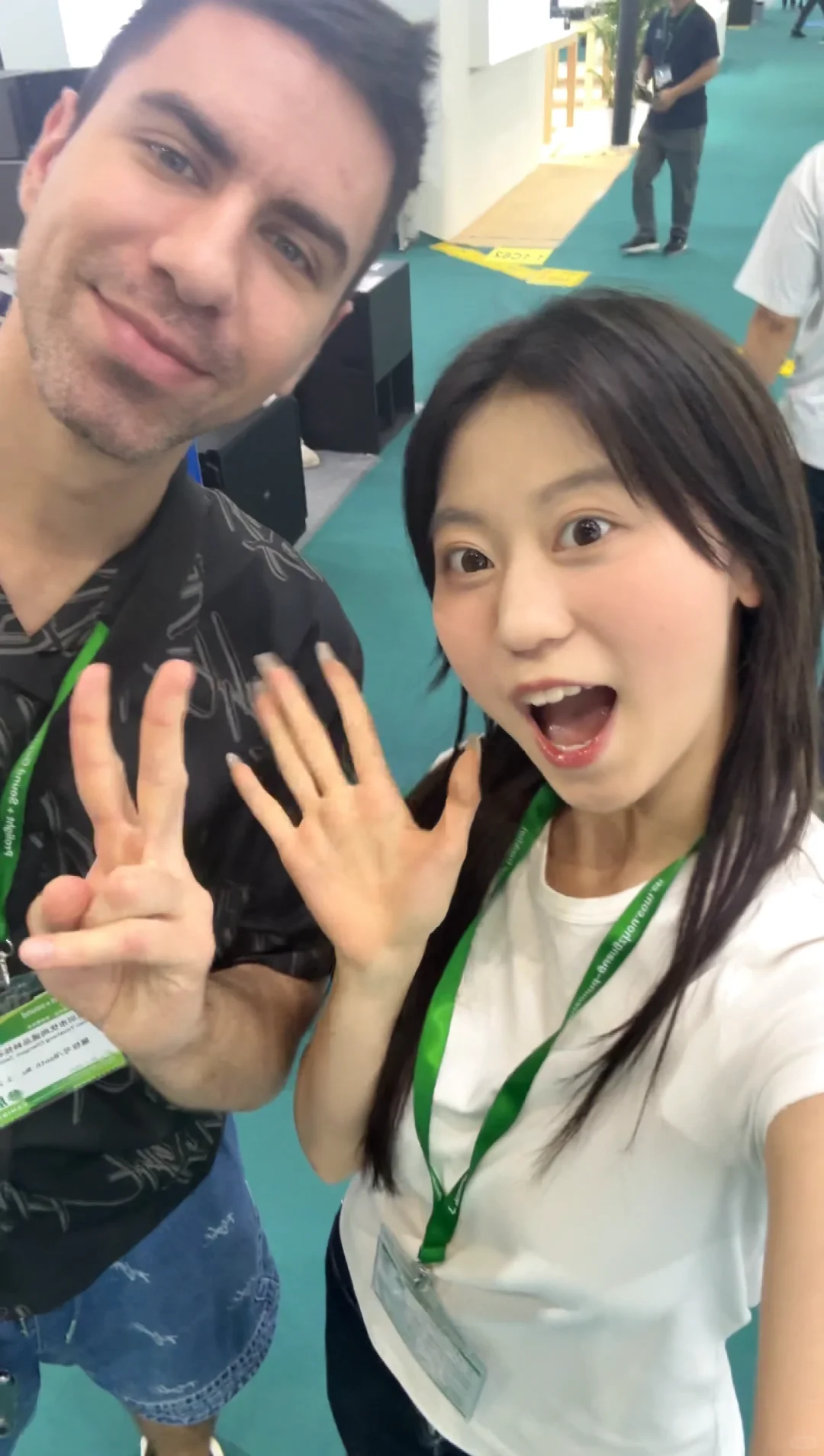 02女大三天半怒赚1.5k+?广交会展位翻译