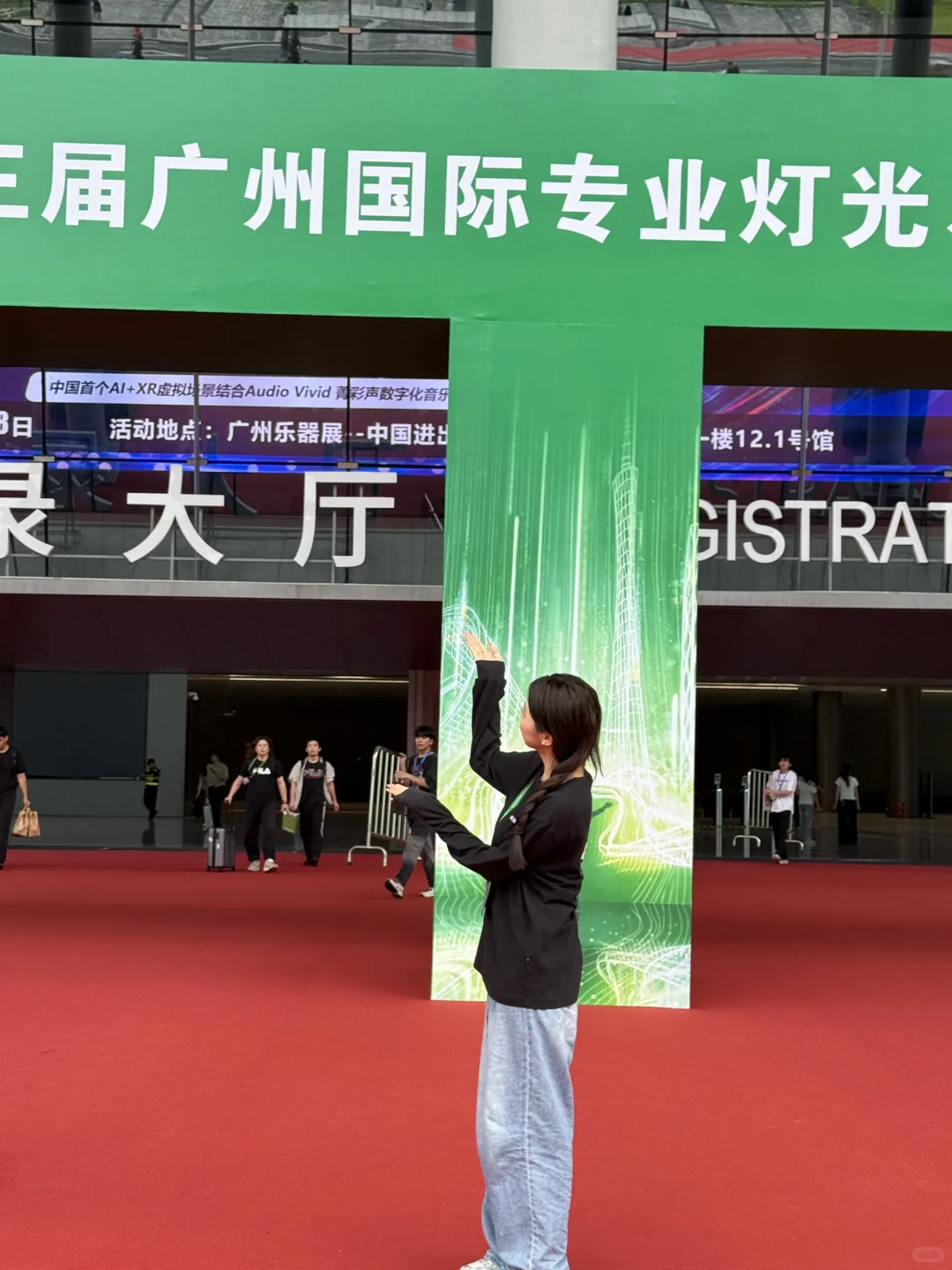 02女大三天半怒赚1.5k+?广交会展位翻译