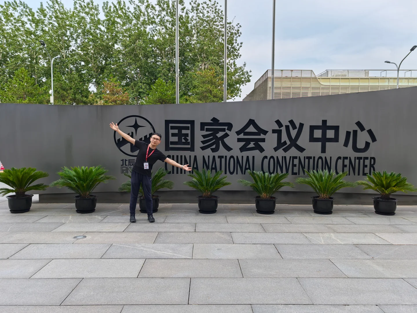 布展完成，右滑参观