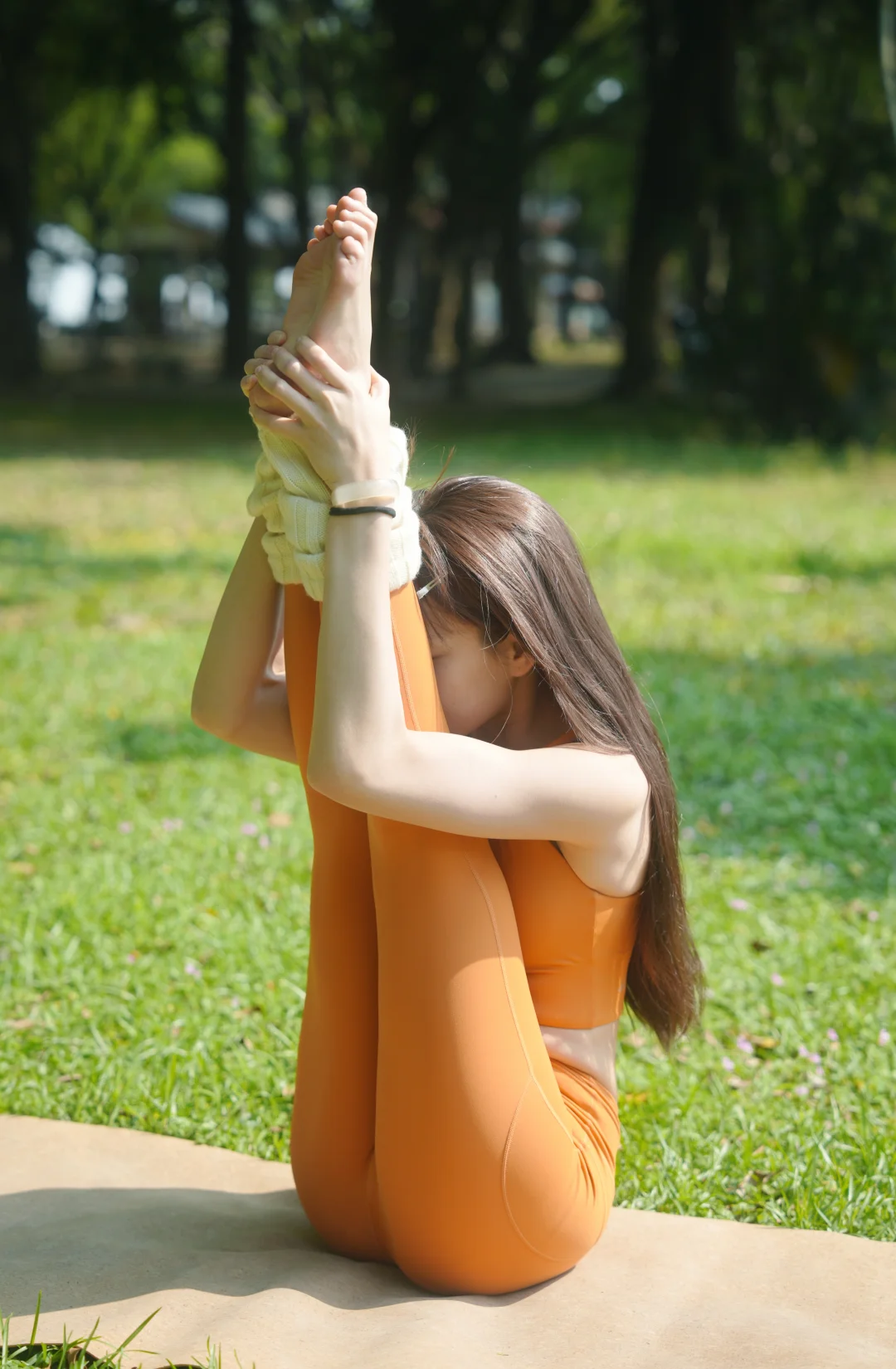 草坪和草地很适合练瑜伽！