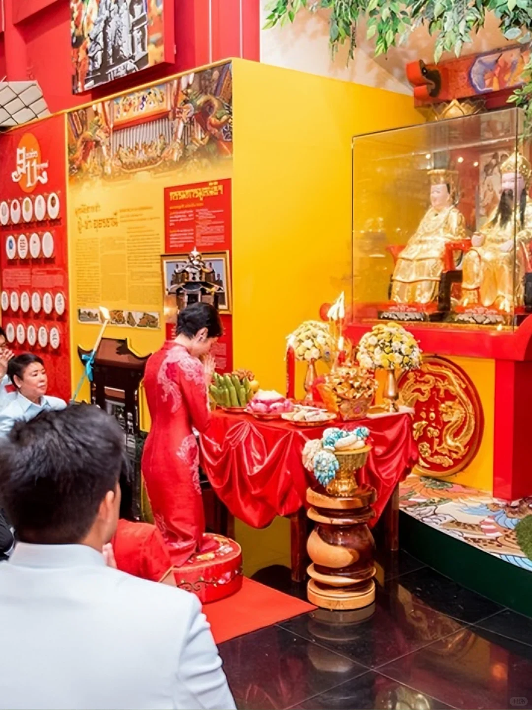 诗妮娜贵妃妩媚动人，烈焰红唇搭配大红旗袍