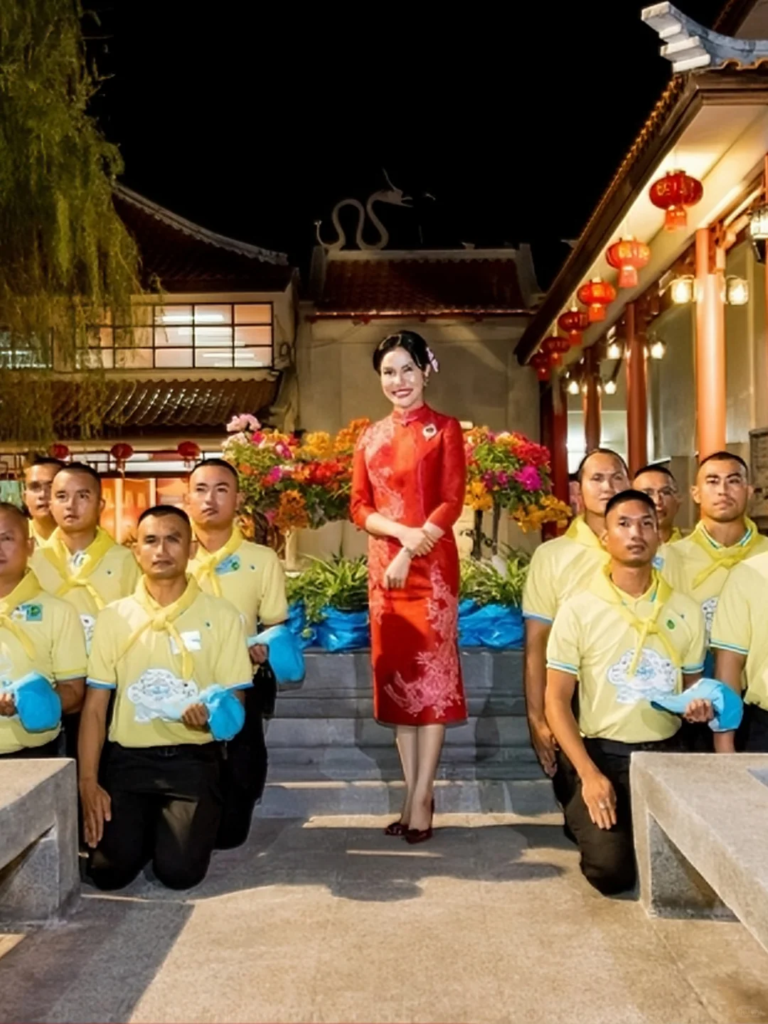 诗妮娜贵妃妩媚动人，烈焰红唇搭配大红旗袍