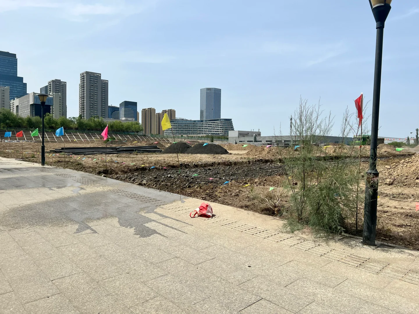 更新现场图片，乌鲁木齐会展中心对面在干嘛？