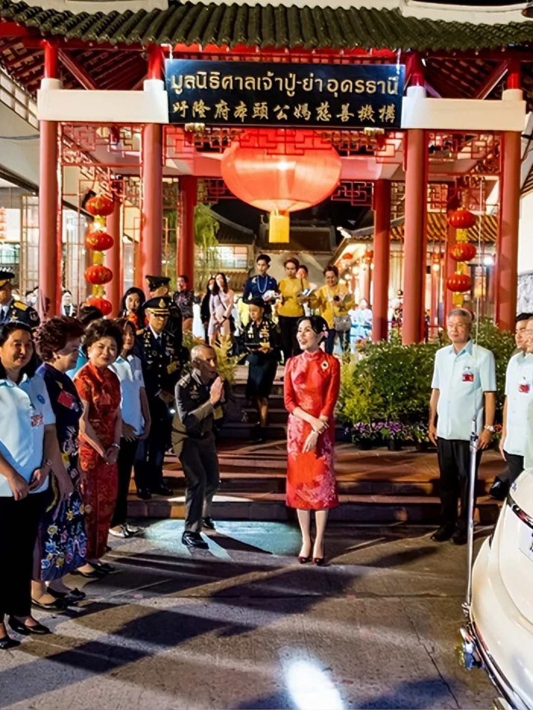 诗妮娜贵妃妩媚动人，烈焰红唇搭配大红旗袍