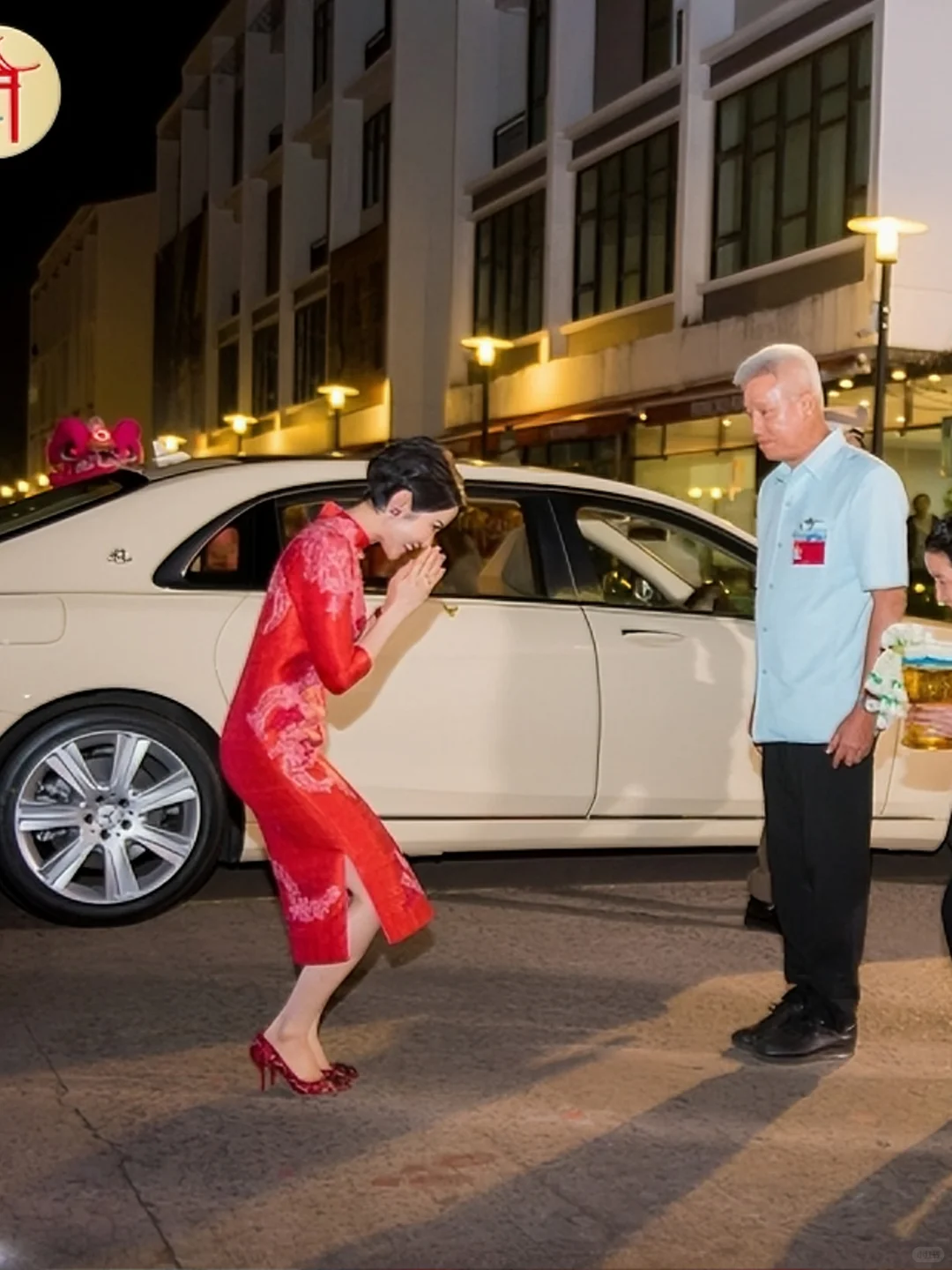 诗妮娜贵妃妩媚动人，烈焰红唇搭配大红旗袍