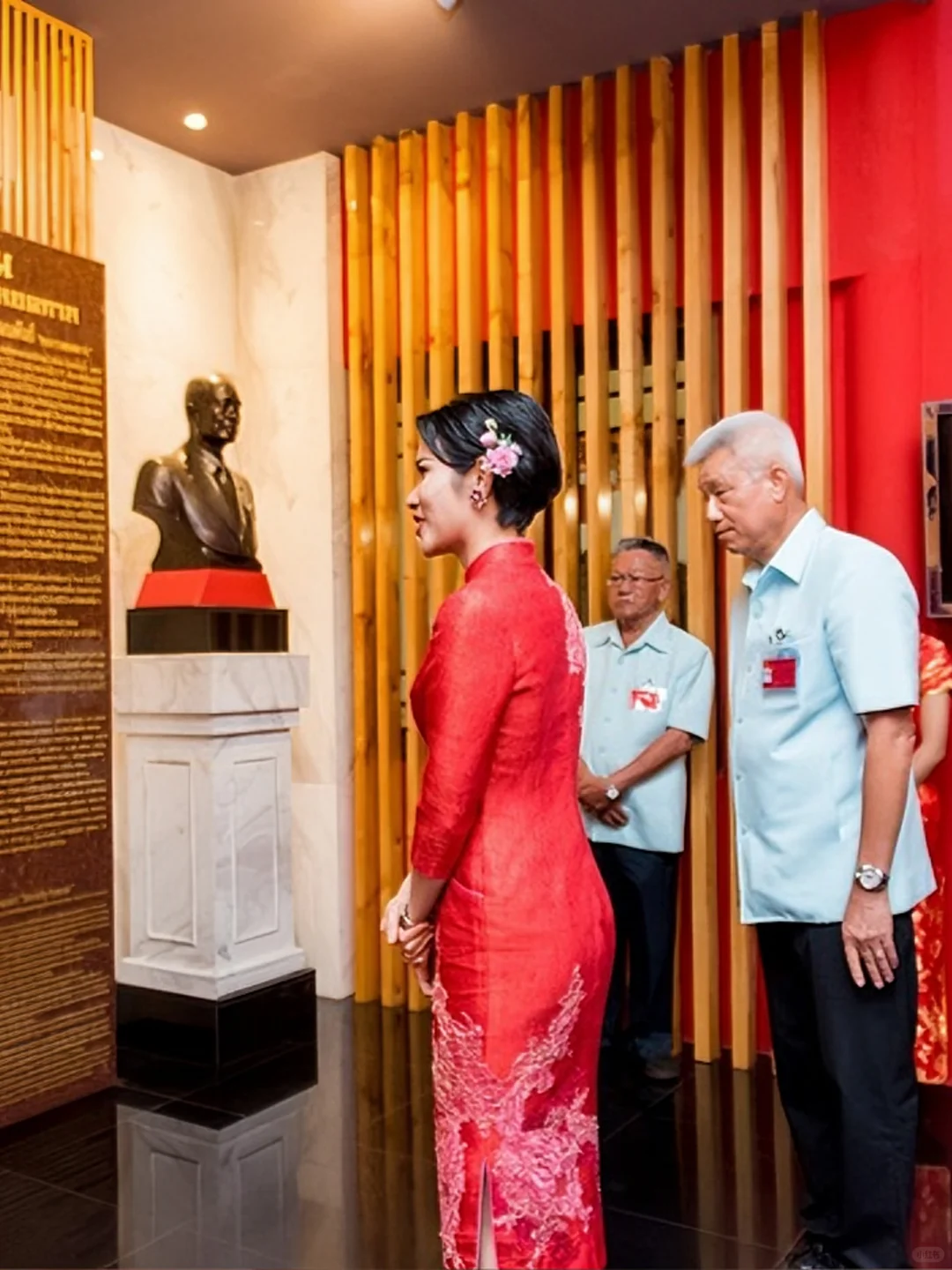 诗妮娜贵妃妩媚动人，烈焰红唇搭配大红旗袍