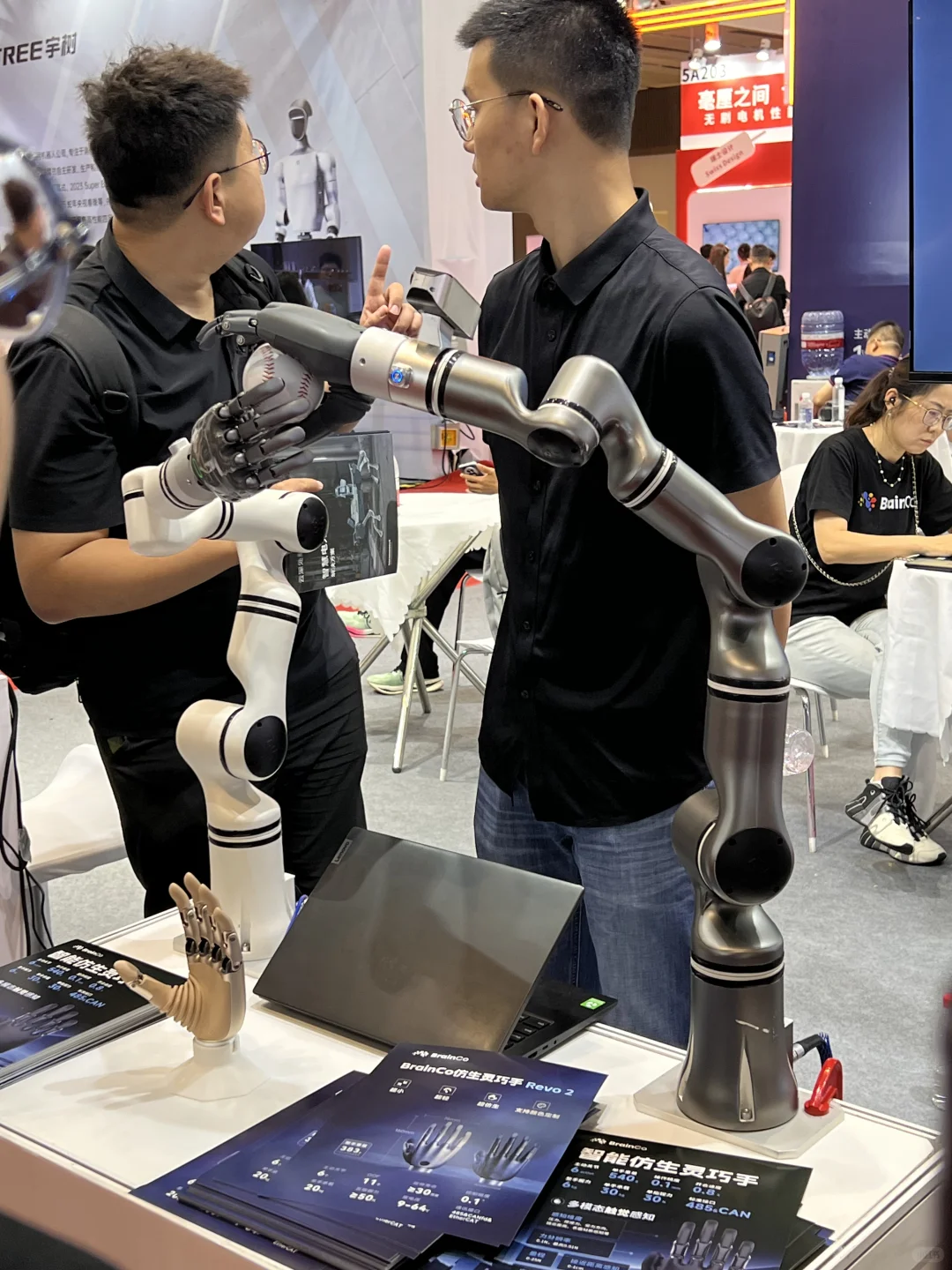 看机器人会展中