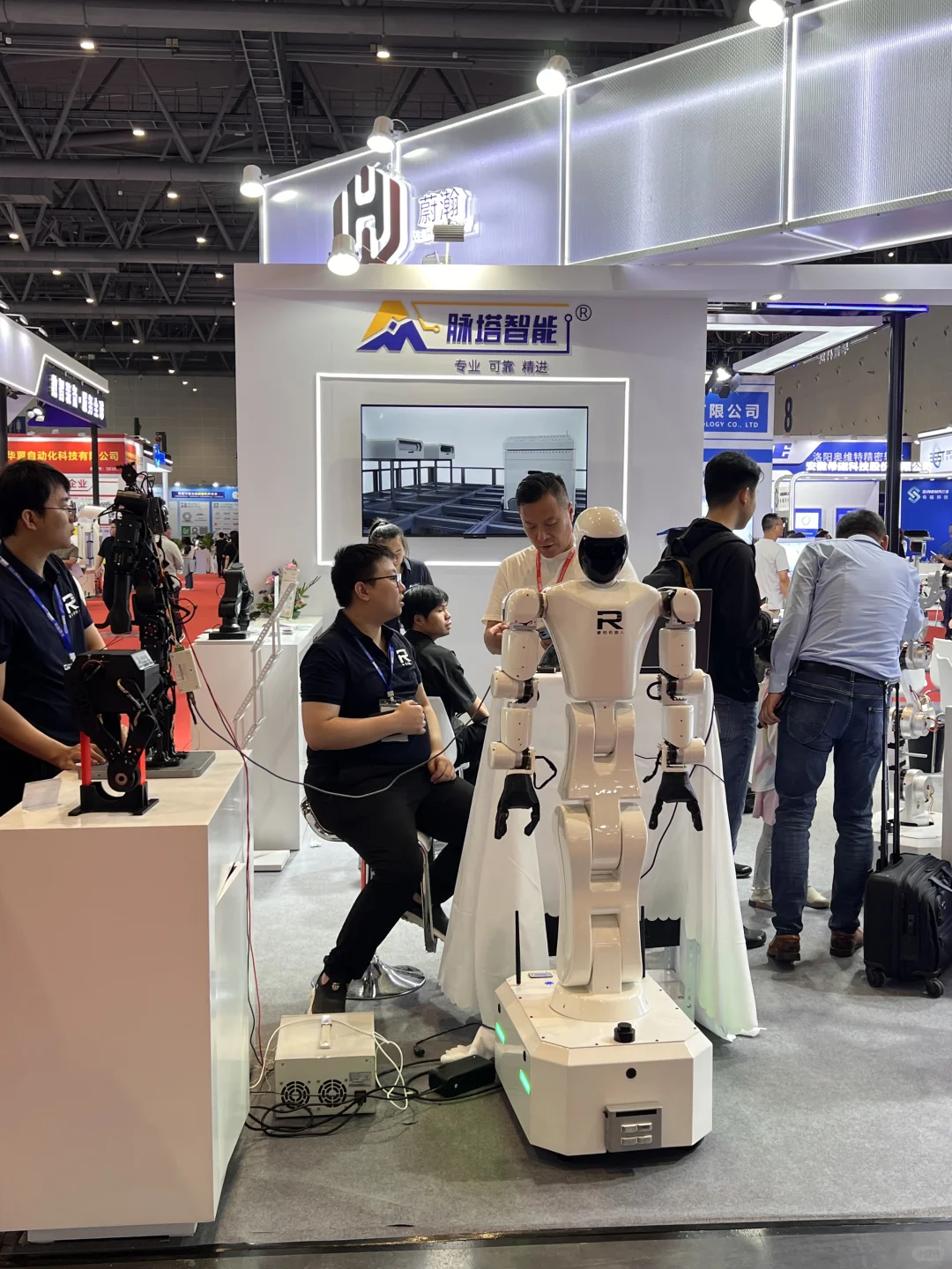 看机器人会展中