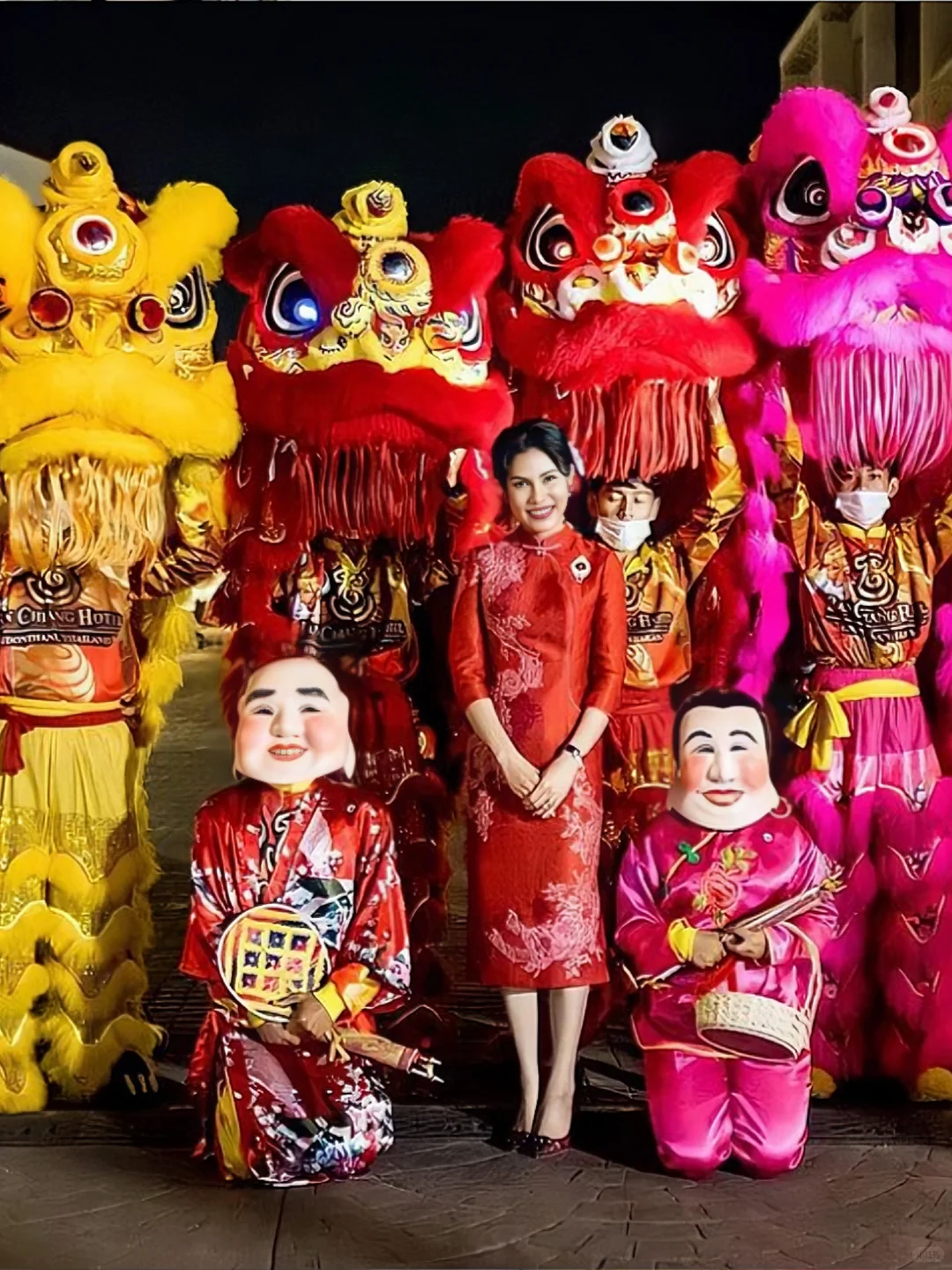 诗妮娜贵妃妩媚动人，烈焰红唇搭配大红旗袍