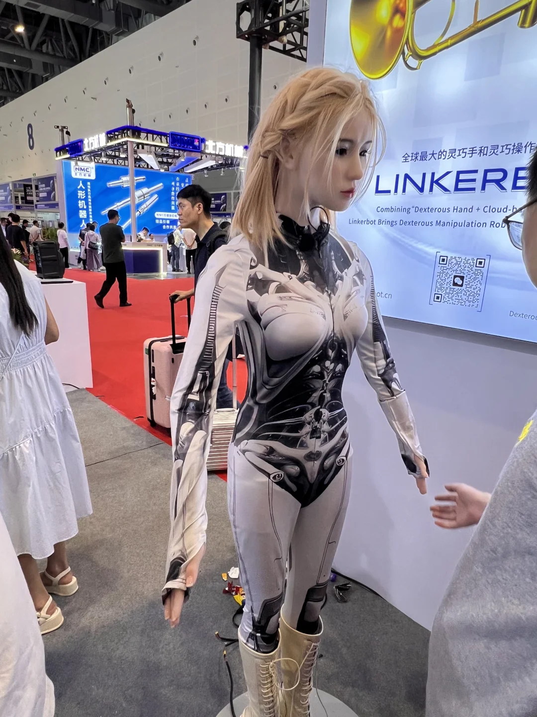 看机器人会展中