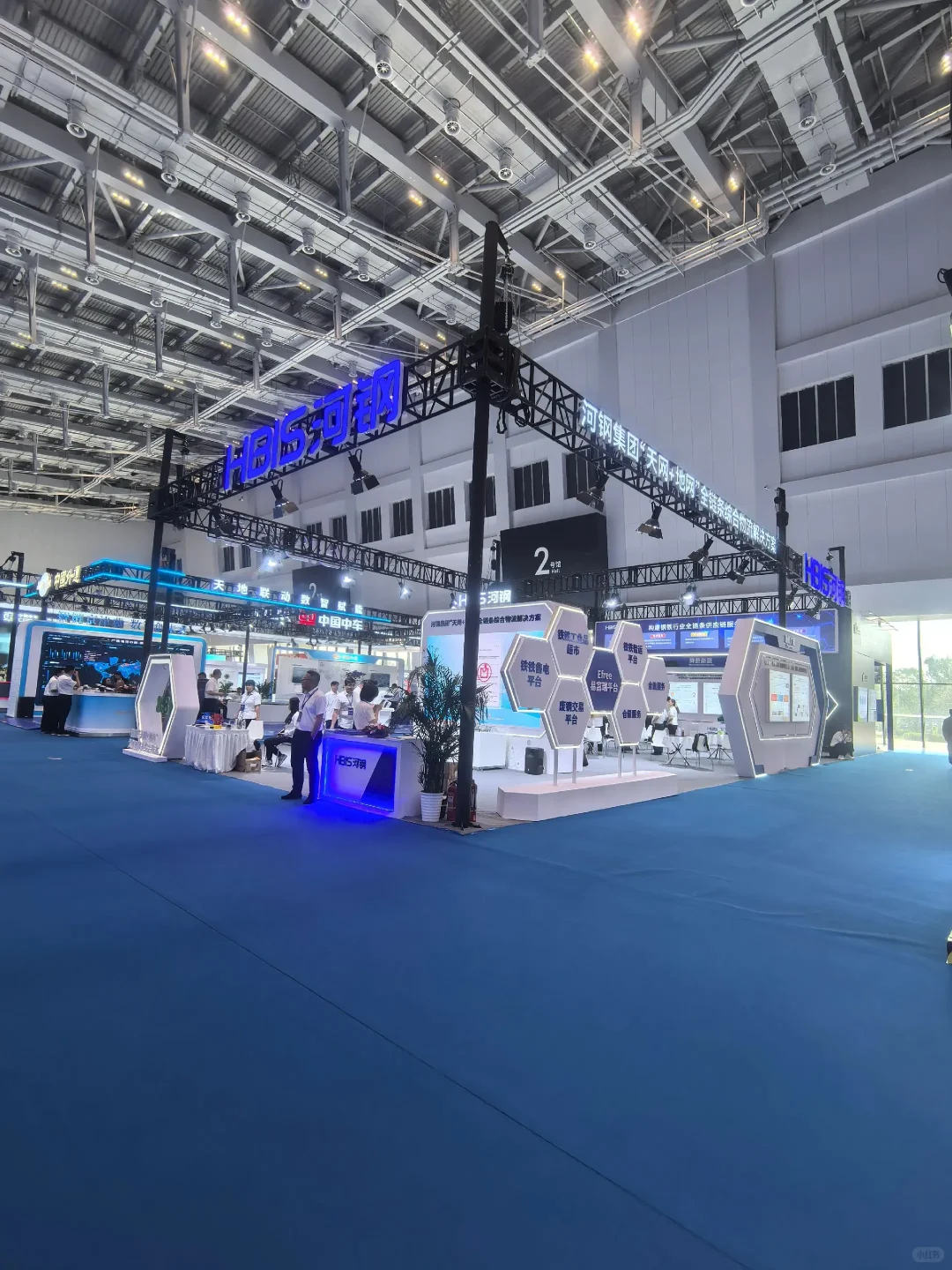 ?会展舞台搭建有多绝？看现场图就懂！