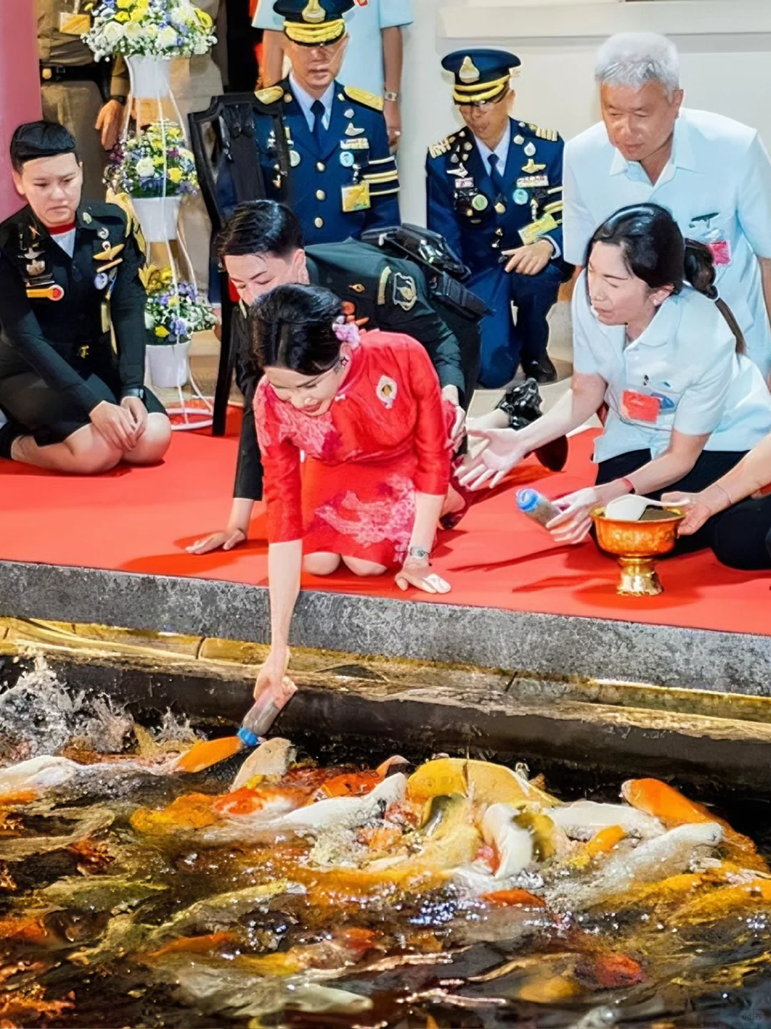 诗妮娜贵妃妩媚动人，烈焰红唇搭配大红旗袍