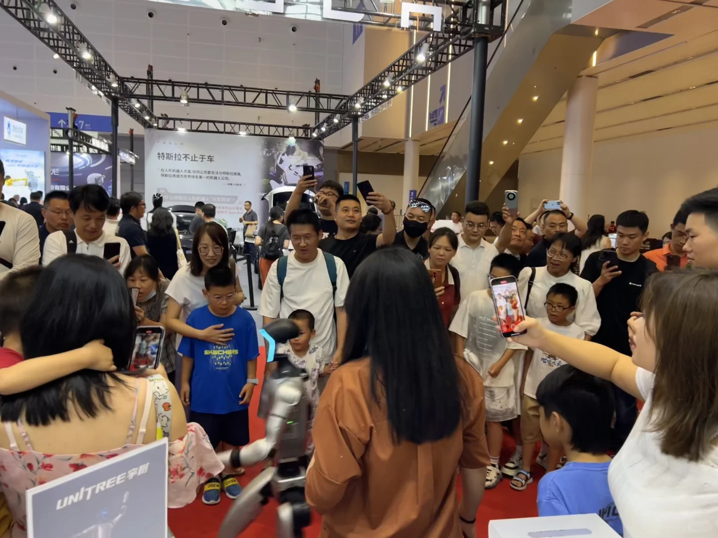 看机器人会展中