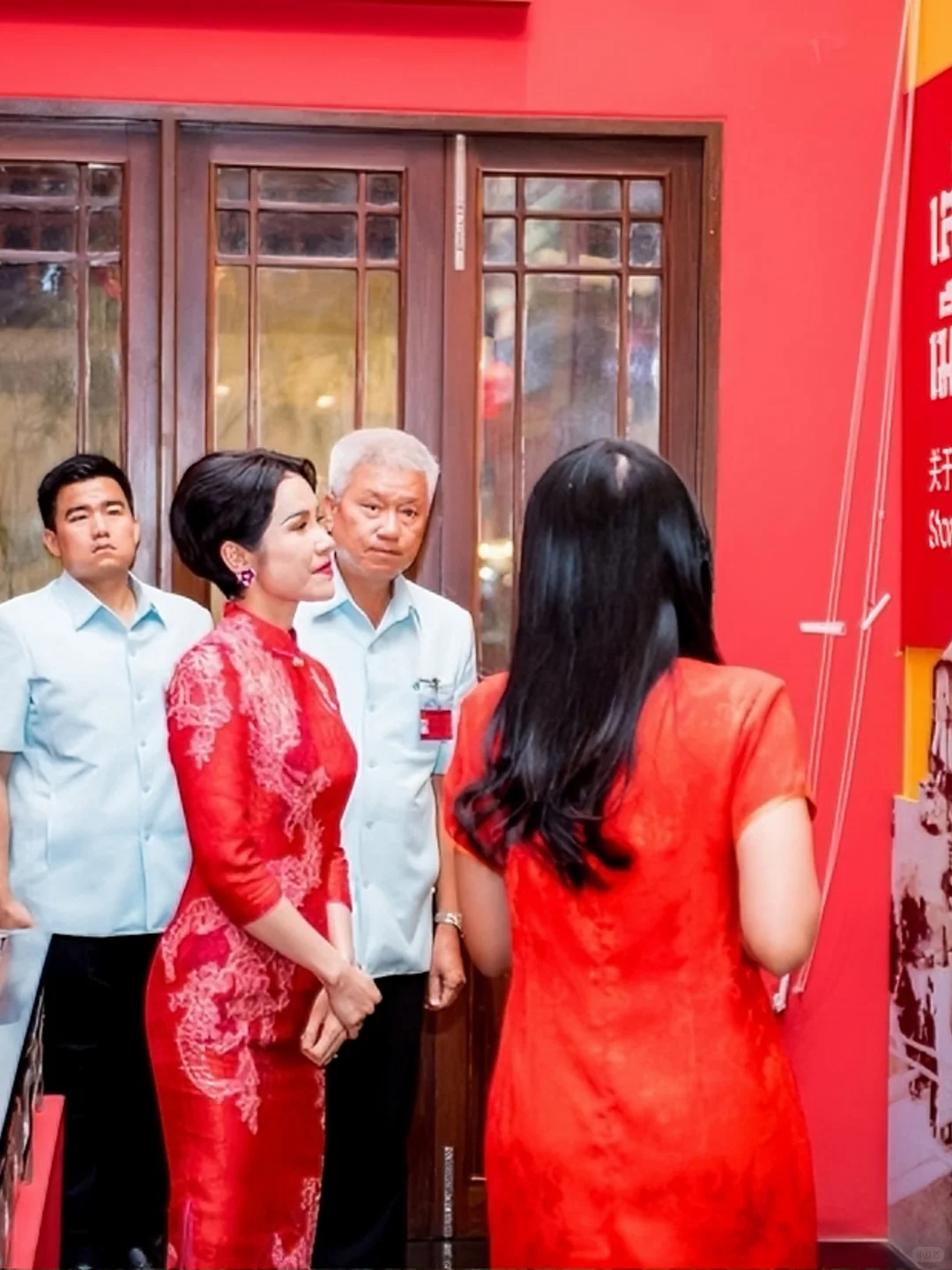 诗妮娜贵妃妩媚动人，烈焰红唇搭配大红旗袍