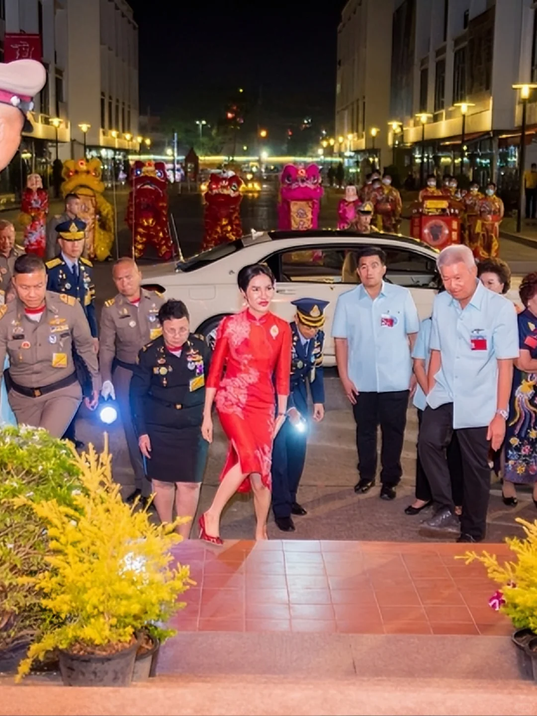 诗妮娜贵妃妩媚动人，烈焰红唇搭配大红旗袍