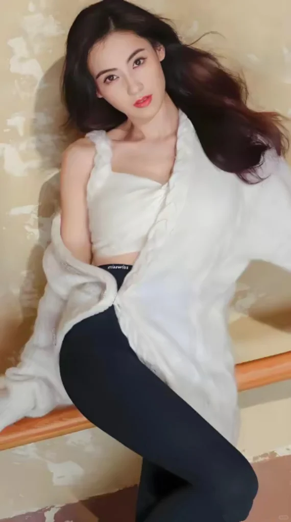 张柏芝44岁挑战瑜伽裤，身材超棒引发热议！