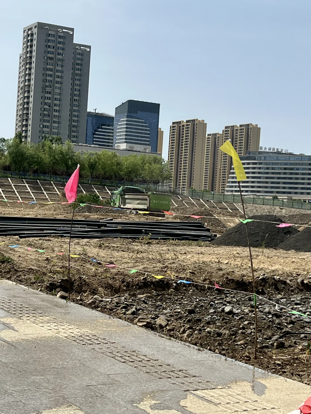 更新现场图片，乌鲁木齐会展中心对面在干嘛？