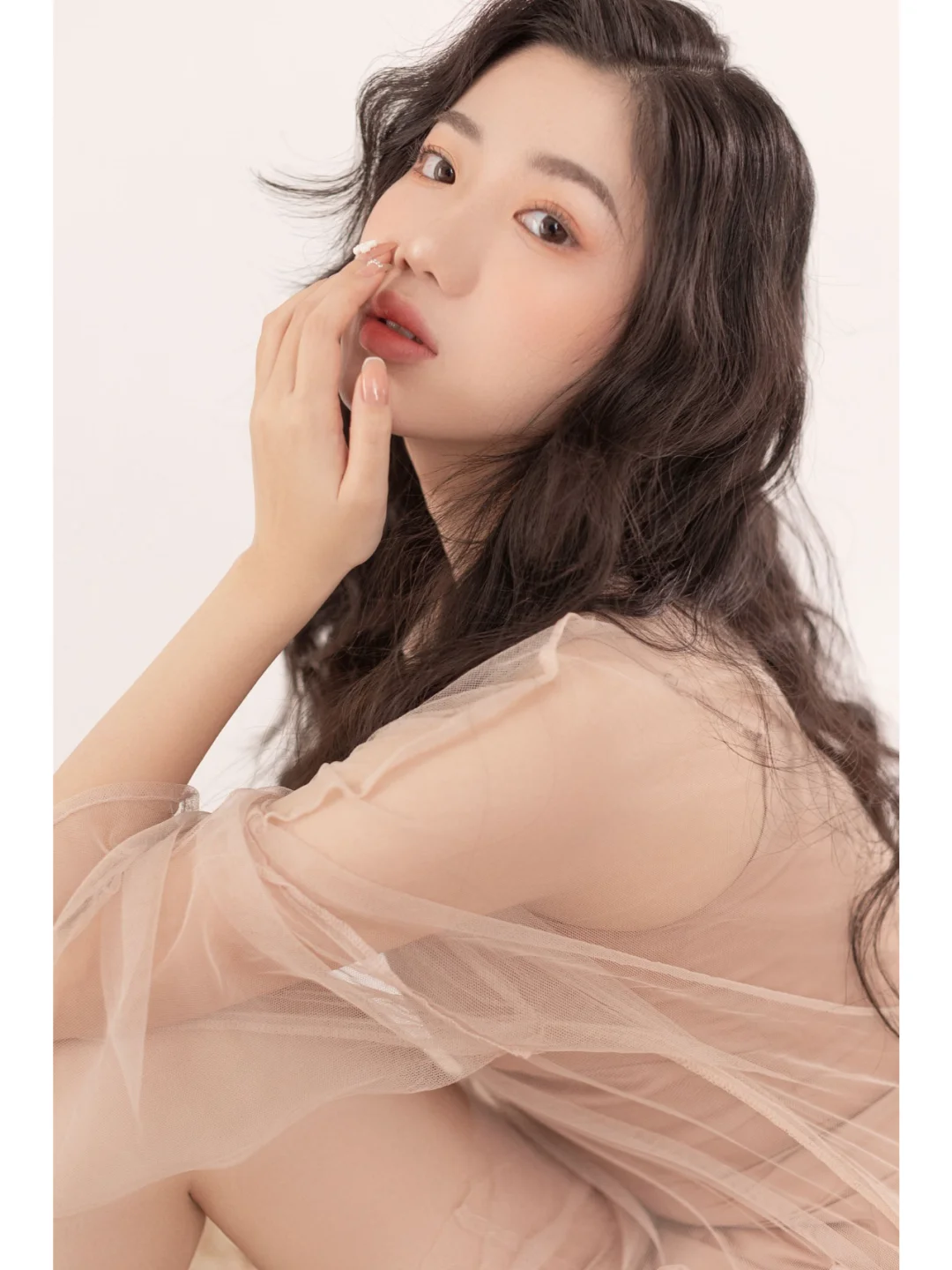 ?‍♀️ 卷发美女，魅力爆棚 ?